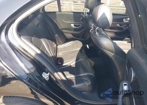 2015 Mercedes-Benz C 300 4Matic z USA, uszkodzony, nr VIN 55SWF4KB3FU009587